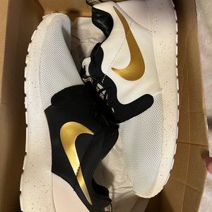 Nike roshe “gold trophy” shoes